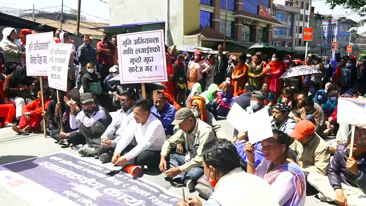 झुटाे मुद्दा खारेज गर्नुपर्ने माग राख्दै सुकुम्बासीद्वारा विरोध प्रदर्शन